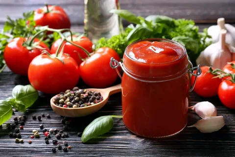 تصویر 1 از رب گوجه فرنگی ایرانی ستاره دخت با بافت نرم و رنگ جذاب